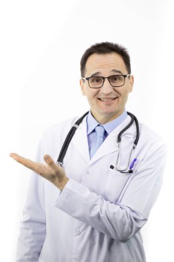 Heyecanlı erkek doktor beyaz arkaplanda izole edilmiş boş metin alanını işaret ediyor