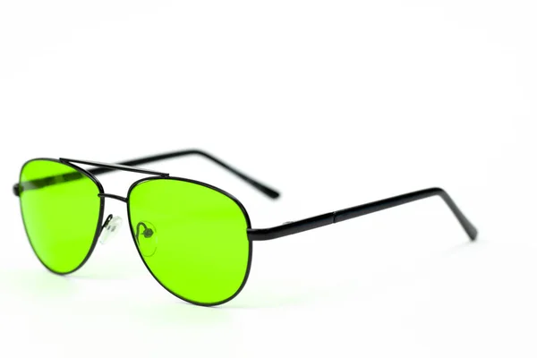 Lunettes de soleil aviateur Designer en métal noir avec verres verts colorés — Photo