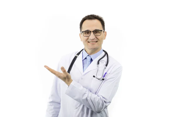 Dottore con sorriso finto che punta a spazio di testo vuoto isolato su sfondo bianco — Foto Stock