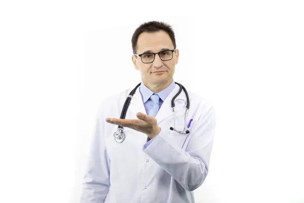 Médico positivo en pelaje médico y estetoscopio sostiene palma vacía con objeto de anuncios —  Fotos de Stock