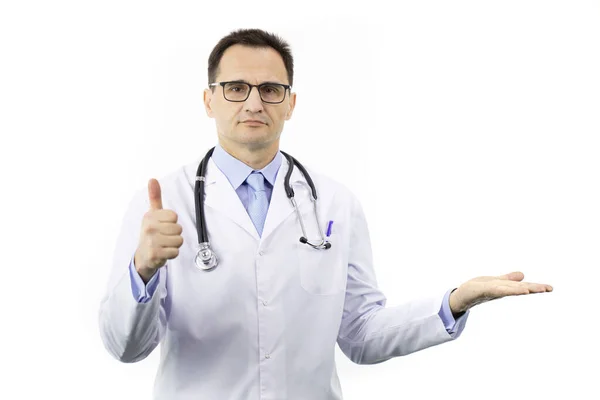 Seriöser Arzt zeigt wie ein Schild, das beworbenen Gegenstand auf geöffneter Handfläche hält — Stockfoto