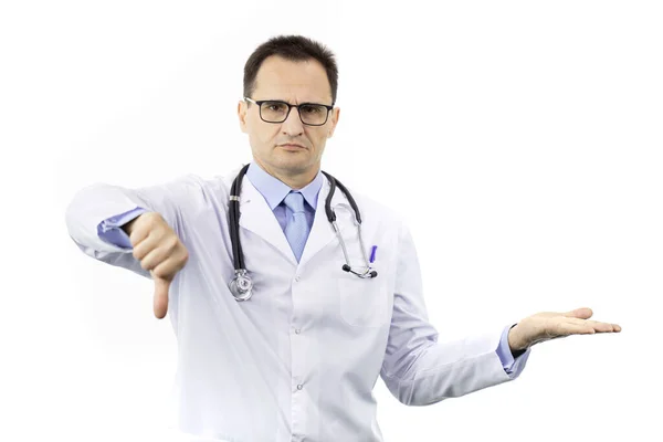 Grave medico mostra antipatia segno tenendo palmo vuoto con oggetto — Foto Stock