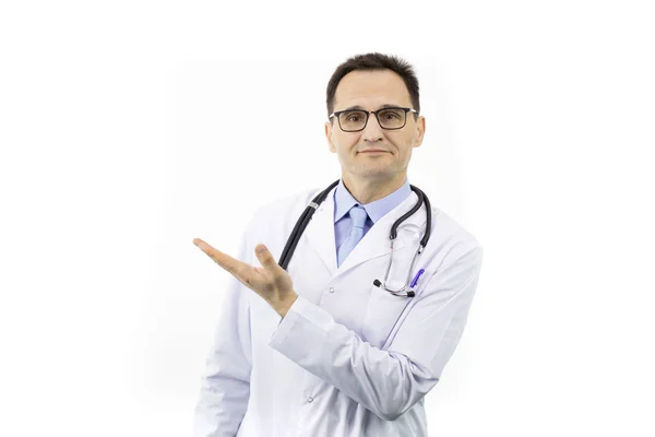 Médico positivo em casaco médico e estetoscópio apontando para espaço de texto vazio — Fotografia de Stock
