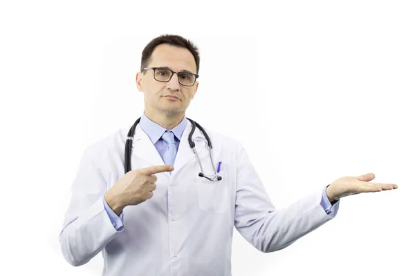 Medico intelligente in stetoscopio cappotto medico punti con dito a palmo aperto vuoto — Foto Stock