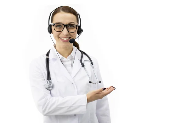 Lächelnder Arzt in Uniform und Kopfhörer weist auf Kopierraum hin — Stockfoto