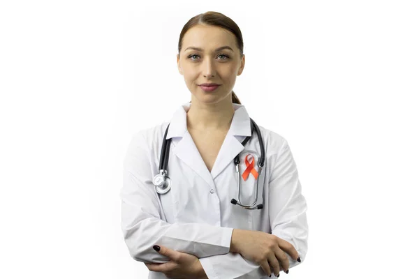 Hermoso médico con cinta roja en el abrigo y el brazo doblado sobre fondo blanco —  Fotos de Stock