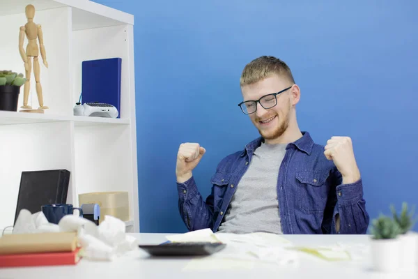 Porträtt av glad glädje kaukasier man i avslappnad skjorta håller händerna upp. — Stockfoto