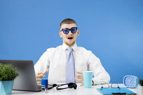 Hombre guapo vestido con camisa clásica con corbata azul se ve sorprendido en la cámara — Foto de Stock