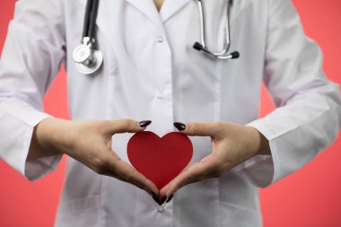 Kadın doktorlardaki karton kırmızı kalbe yakın görüş Kardiyoloji kavramı