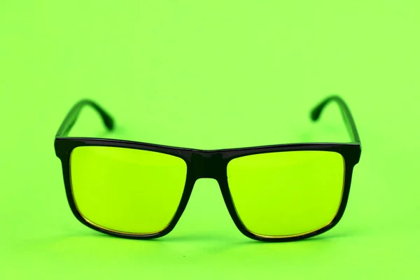 Дизайнерські хіпстерські сонцезахисні окуляри в чорному пластиковому фланці з кольоровими жовтими лінзами — стокове фото