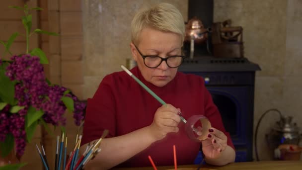 Artiste féminine peint la surface du bracelet avec pinceau dans un atelier élégant — Video