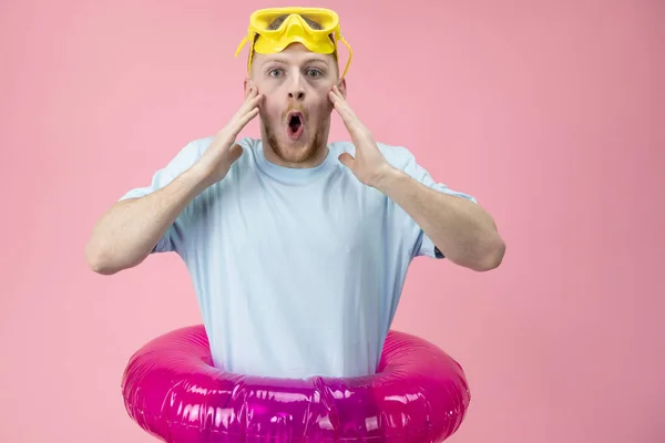 Schöner junger Mann mit gelber Schwimmmaske ist sehr überrascht — Stockfoto