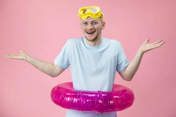 Симпатичный мужчина в жёлтой плавательной маске поднимает руки и широко улыбается. . — стоковое фото