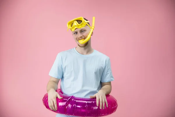 Giovane uomo con tubo di nuoto in bocca mostra una smorfia stravagante divertente — Foto Stock