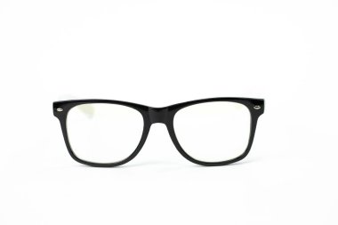 Siyah plastik çerçeveli, şeffaf lensli modern gözlük.