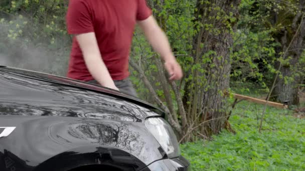 白人男性司机修理汽车故障。头罩下冒出的烟 — 图库视频影像