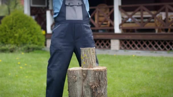 Madera aserrada cortando madera para el invierno con un hacha — Vídeos de Stock