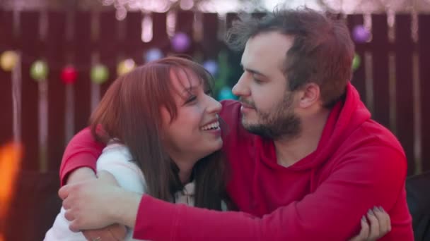 浪漫的周末恋爱中的年轻夫妇在大自然篝火边谈笑 — 图库视频影像