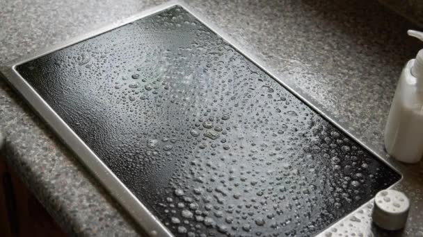 Close-up hand in rubberen handschoenen schoonmaken keuken werkblad elektrische kookplaat met vod — Stockvideo