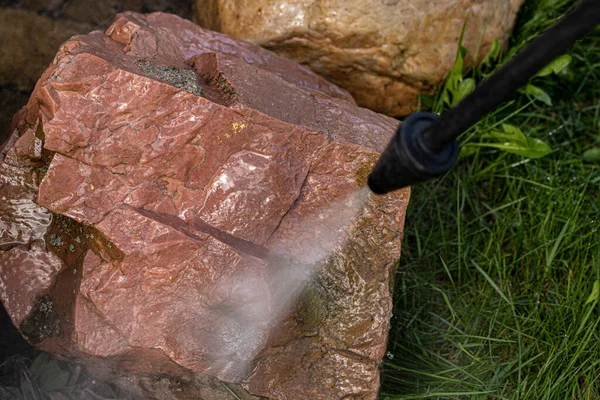 Pulvérisateur de lavage haute pression nettoie les pierres de près dans le jardin de la maison de campagne — Photo