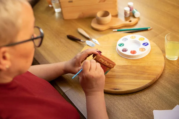 Μεσήλικη γυναίκα ζωγραφίζει γλάστρα στο σπίτι art στούντιο ρύθμιση — Φωτογραφία Αρχείου