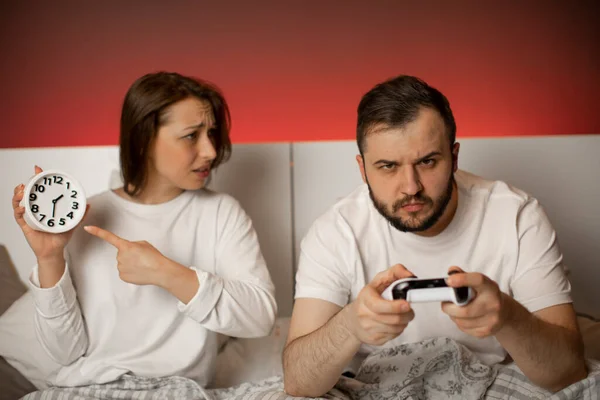 若いカップル口論のためにベッドルームでギャンブル中毒 — ストック写真