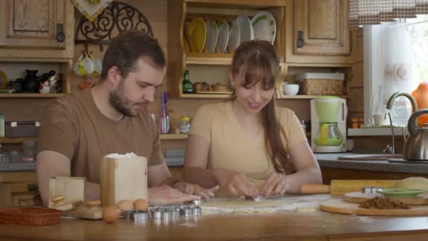 Mann und Frau backen an einem freien Tag gemeinsam Teig zum Backen. — Stockvideo