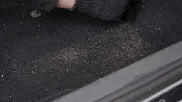 Nettoyant masculin aspirant la pile sur le plancher de la voiture à partir du sable. — Video