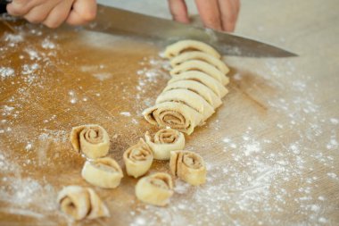 Kadın fırıncıyı kapat hamur rulosunu dilimle tarçınlı çörek yap.