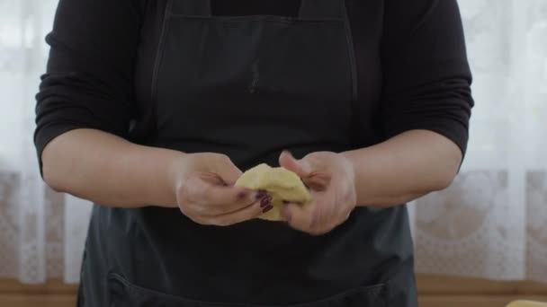 Fêmea padeiro cozinhar pães, mulher fazendo massa para bolinhos, empanadas — Vídeo de Stock