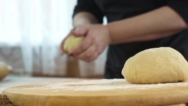 Kadın hamur işini ev ekmeği için merdaneyle pişirin. — Stok video