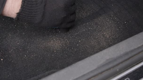 Muž služby pracovník vysávání písku na podlaze v autě. — Stock video