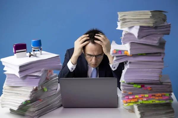 Triste deprimido exausto funcionário de escritório envolvendo suas mãos em torno de sua cabeça — Fotografia de Stock