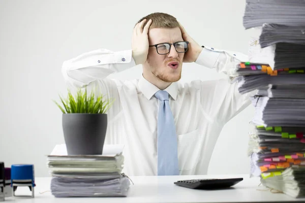 Joven empresario sobrecargado de trabajo agarró su cabeza deprimido en el estrés empresarial —  Fotos de Stock