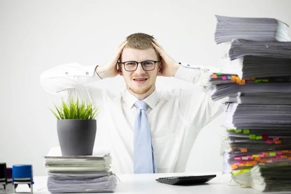 Zakenman depressief in zakelijke stress op kantoor bureau geladen met papierwerk — Stockfoto