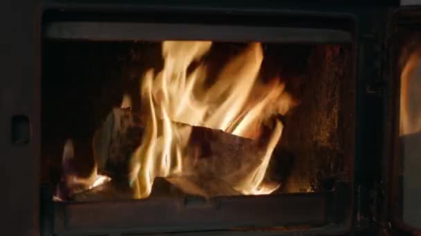 Close-up vuur met brandend hout binnen, vlamvorken in de haard thuis — Stockvideo