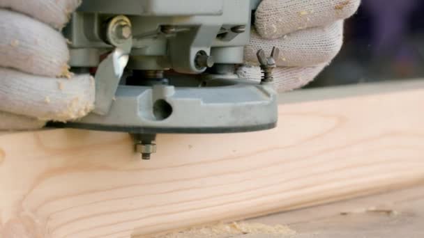 Az összekötő marógéppel vágja le a fából készült gerenda éles sarkait — Stock videók