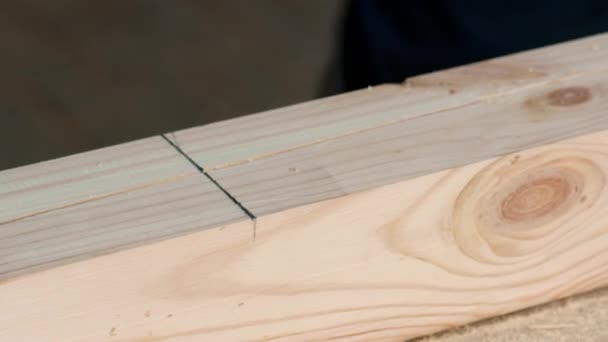 Pracovní značka na nosníku s tužkou a řeže dřevo s frézou — Stock video