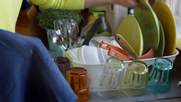 Η νοικοκυρά σκουπίζει ένα καθαρό υγρό πιάτο με ένα στεγνό πανί πιάτων βάφλας. — Αρχείο Βίντεο