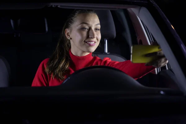 Mujer feliz en coche por la noche hablando con la familia por videollamada, coche vlogger — Foto de Stock