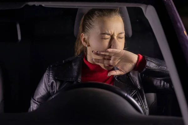 Conductora cansada bosteza se duerme al volante después de un largo viaje, viaje nocturno — Foto de Stock