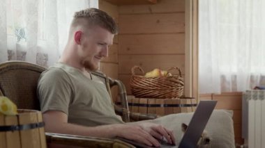 Genç yakışıklı adam evden arkadaşlarıyla sohbet ediyor, webcam webinar 'dan konuşuyor.
