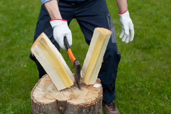 Close up lumberjack chopping wood with ax on wooden hemp sawdust fly to sides — Stock Photo, Image