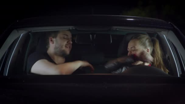 笑顔の女性ドライバーとハンサムな男は車の中で楽しみを持っているお互いに5を与えます — ストック動画