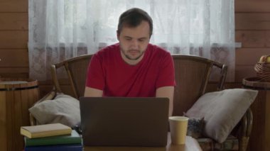 Yakışıklı erkek öğrenci, öğretmeniyle internette bilgisayarına bakıyor.