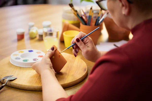 Πλάτη άποψη γυναικεία ζωγραφιές καλλιτέχνη σε κεραμικό δοχείο στο στούντιο τέχνης, Χειροποίητο DIY — Φωτογραφία Αρχείου