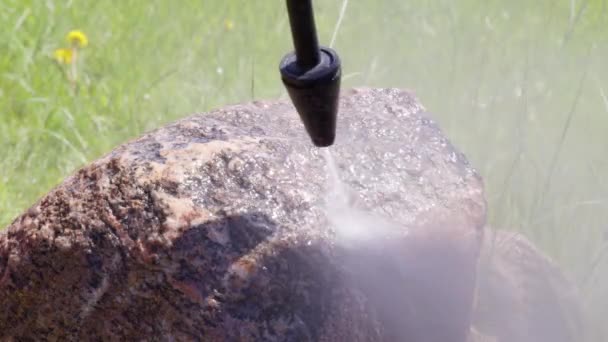 Gros plan des pierres de lavage de la saleté à l'aide d'un lave-linge haute pression le jour ensoleillé — Video