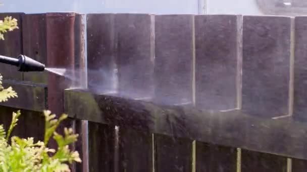 Närbild rengöring trästaket på landet hus med högtrycksvatten jet — Stockvideo