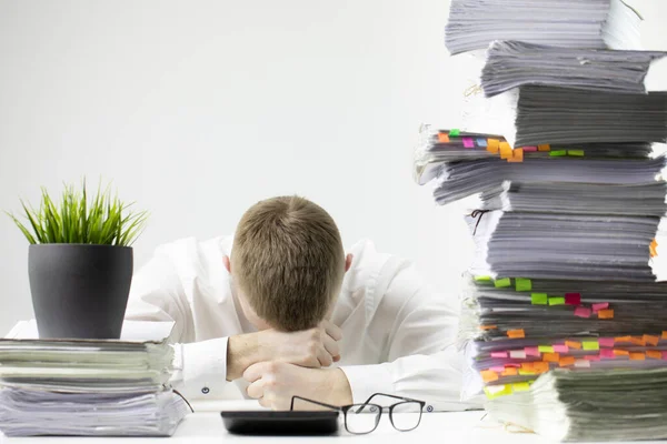 Trabalhador de escritório estava muito cansado e adormeceu no local de trabalho, a cabeça está na mesa — Fotografia de Stock