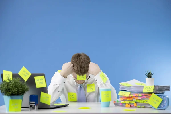 Gerente frustrado no hace frente a los plazos en el trabajo . — Foto de Stock
